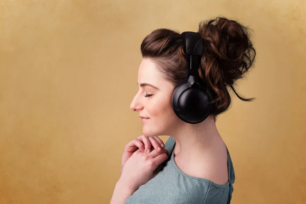 Mujer joven con auriculares escuchando música con espacio para copiar — Foto de Stock