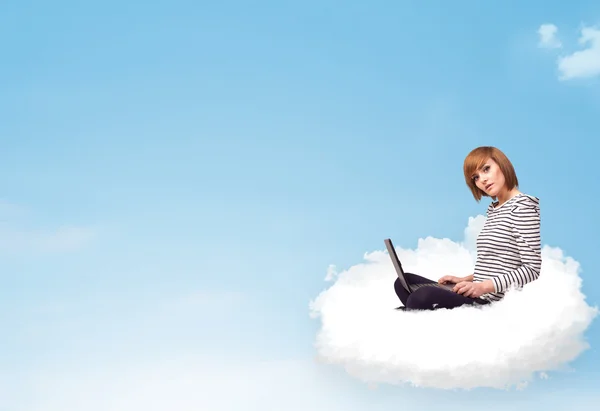 Jeune femme avec ordinateur portable assis sur le nuage avec espace de copie — Photo