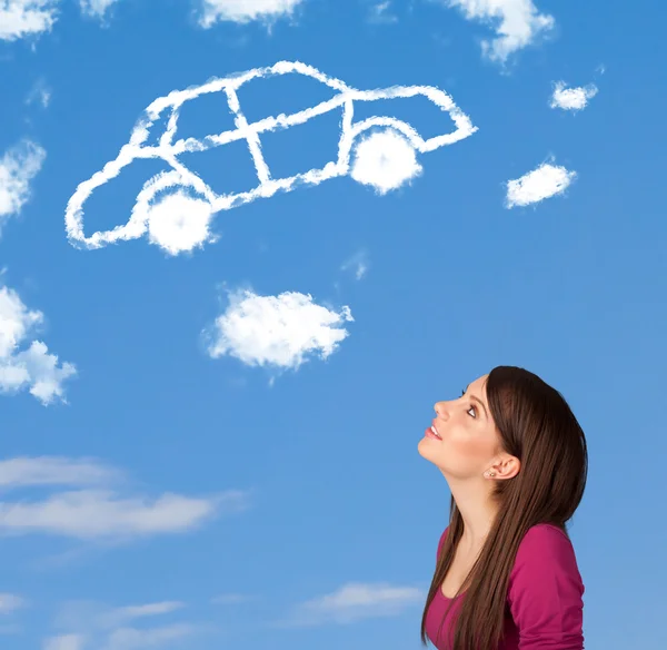 Chica joven mirando la nube del coche en un cielo azul — Foto de Stock