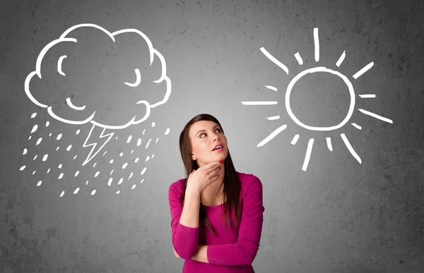 Femme debout entre un soleil et un dessin de pluie — Photo