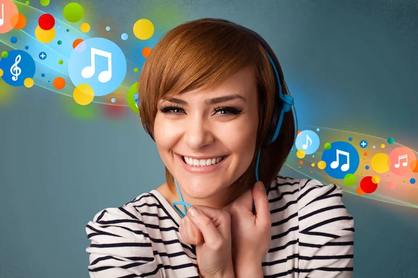 Young woman listening to music with headphones — Stock Photo, Image