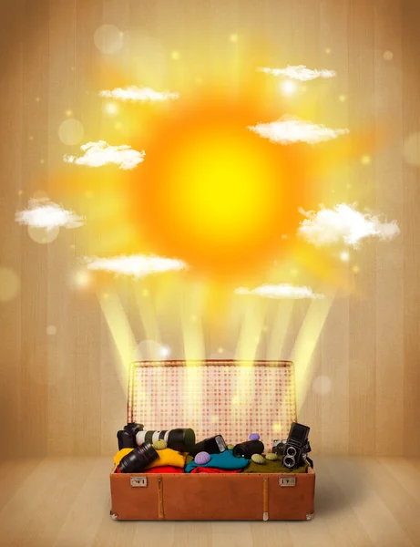 Летнее яркое солнце с облаками и туристической сумкой — стоковое фото