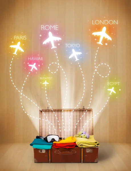 Torba podróżna z ubrania i kolorowe samoloty — Zdjęcie stockowe