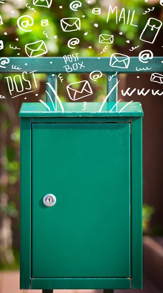 Boîte aux lettres avec icônes de courrier dessinées à la main blanches — Photo