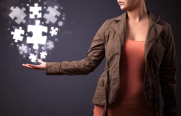 Puzzelstukjes in de hand van een vrouw — Stockfoto