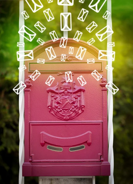 Parlak yeşil arkaplanda harf simgeleri olan posta kutusu — Stok fotoğraf