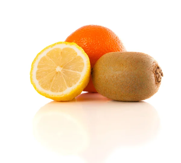 Frutas frescas tropicales saludables sobre fondo blanco — Foto de Stock