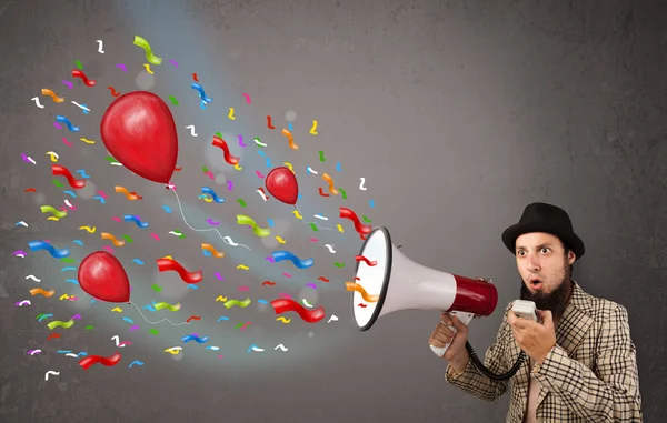 Νεαρός τύπος διασκεδάζει, φωνάζει σε μεγάφωνο με μπαλόνια — Φωτογραφία Αρχείου