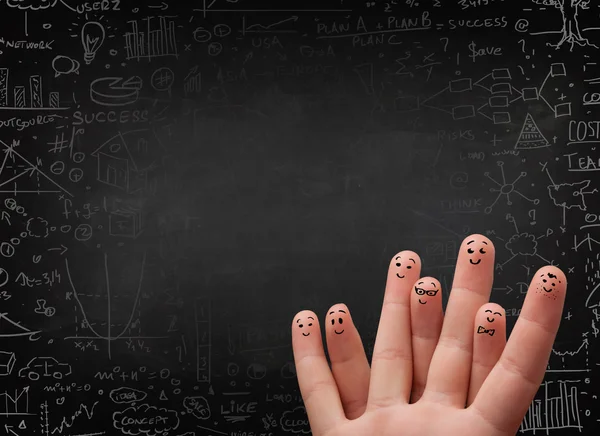 Gelukkig vinger smileys met zwarte schoolbord op achtergrond — Stockfoto