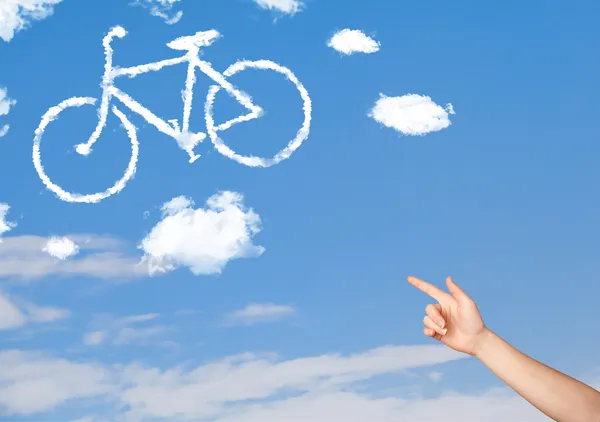 指着自行车在蓝蓝的天空上的云手 — 图库照片