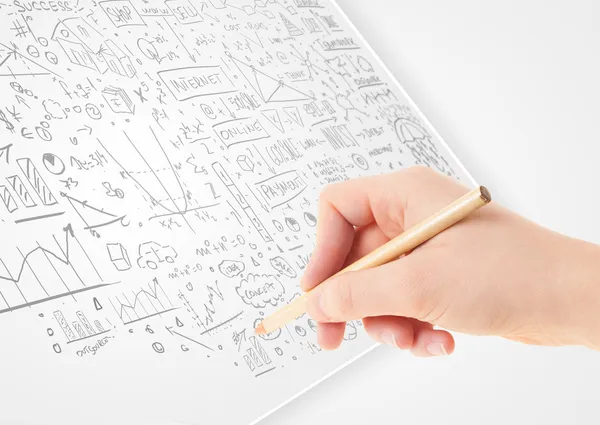 İnsan eli beyaz bir kağıda fikirler çiziyor. — Stok fotoğraf