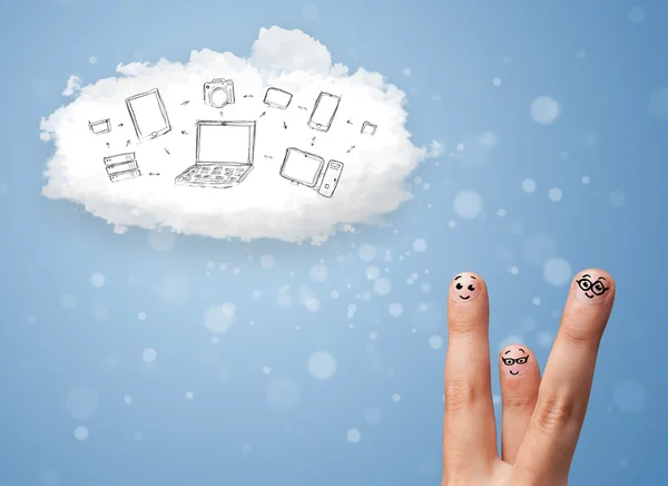 Gelukkige gezichtje vingers kijken naar cloud computing-met technologie — Stockfoto