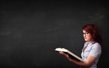 genç bayan bir kitap okuma