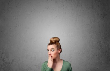 genç kadın kopya alanı ile el hareketi