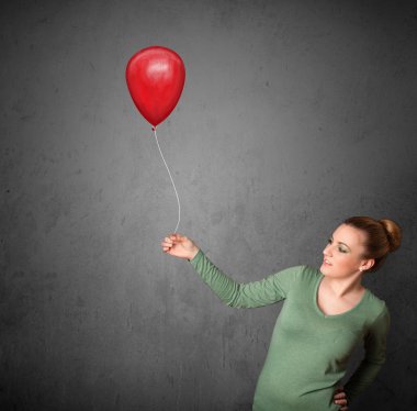 Kırmızı balon tutan kadın