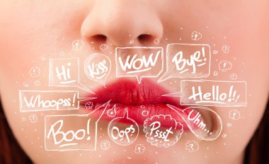 Beyaz baloncuklu güzel kırmızı dudaklar.