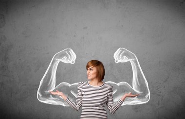 güçlü, kaslı kolları olan genç kadın