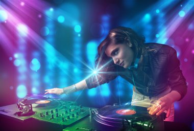 mor ve Mavi ışıklar ile karıştırma müzik kulübünde dj kız