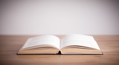 Ahşap arkaplan üzerine kitap aç