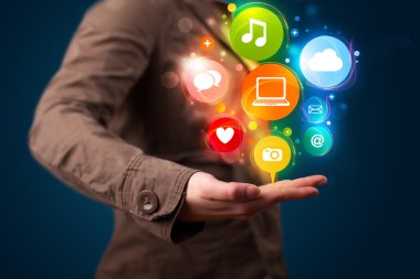 genç kadın renkli teknoloji simgeler ve semboller