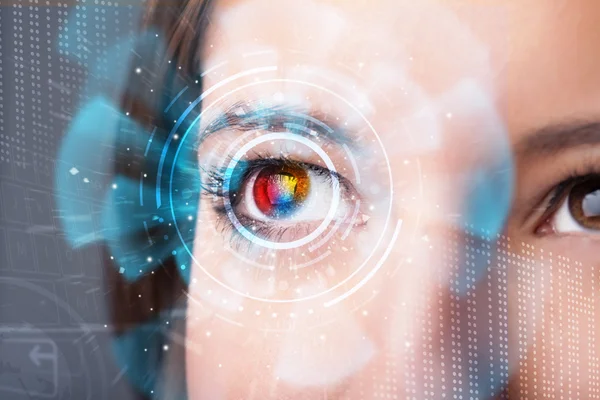 Toekomstige vrouw met cyber technologie oog deelvenster concept — Stockfoto