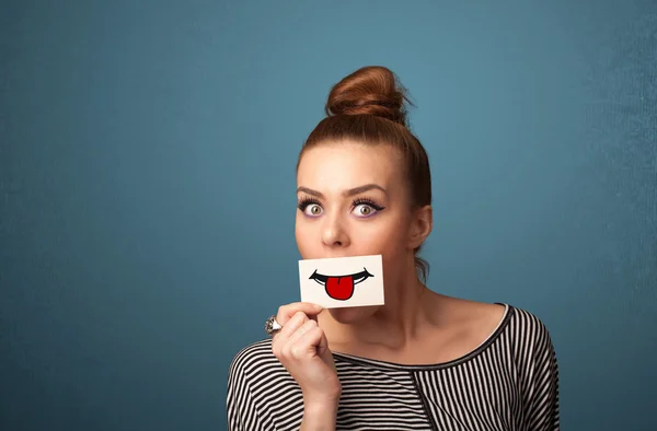 Feliz mulher bonita segurando cartão com sorriso engraçado — Fotografia de Stock