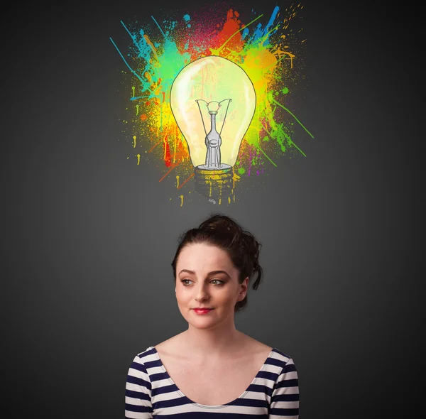 Ung kvinna tänker med glödlampa ovanför hennes huvud — Stockfoto