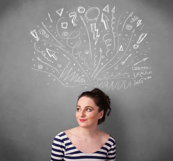 Jonge vrouw met getekende pijlen boven haar hoofd te denken — Stockfoto