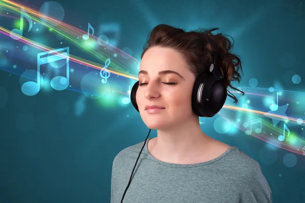 Mujer joven escuchando música con auriculares —  Fotos de Stock