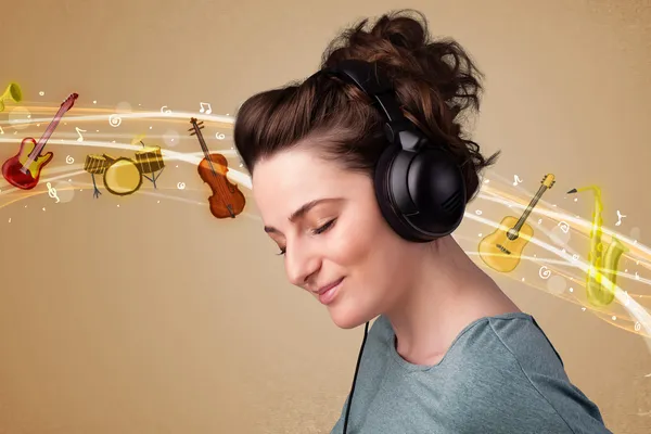 Young woman with headphones listening to music — Stock Photo, Image