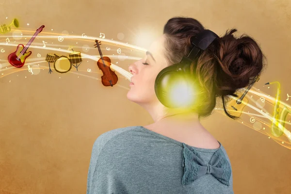 带耳机听音乐的年轻妇女 — 图库照片