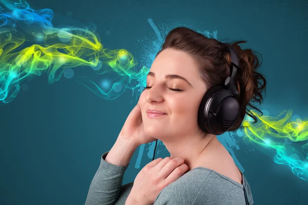 Young woman listening to music with headphones — Stock Photo, Image