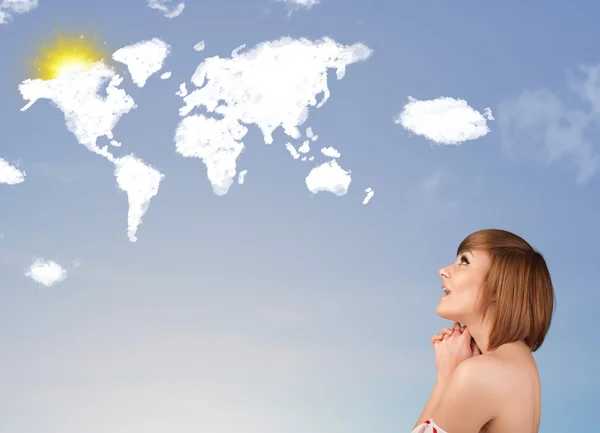 Chica joven mirando las nubes del mundo y el sol en el cielo azul —  Fotos de Stock