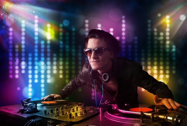 DJ spelen nummers in een disco met lichtshow — Stockfoto