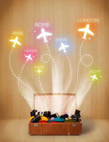 Reistas met kleding en kleurrijke vliegtuigen vliegen uit — Stockfoto