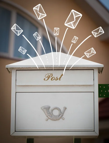 Handritade kuvert som kommer ut ur en brevlåda — Stockfoto
