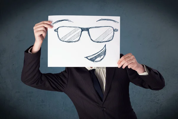 Uomo d'affari in possesso di un foglio con la faccia sorridente di fronte alla sua hea — Foto Stock