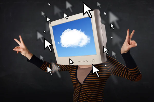 Женщина с экраном монитора и облачными вычислениями на экране — стоковое фото