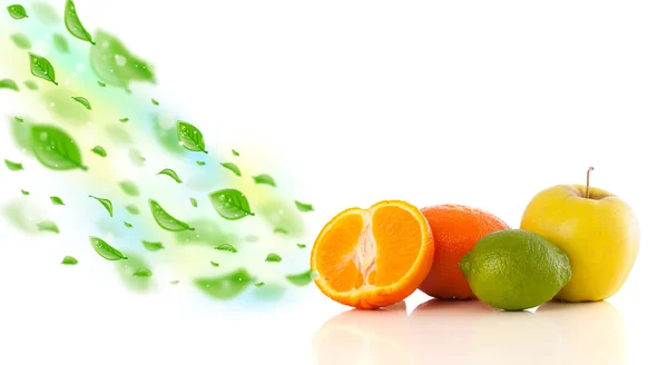 Frutti colorati con foglie biologiche verdi — Foto Stock