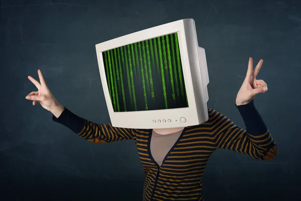 Киберчеловек с экраном монитора и компьютерным кодом на диспле — стоковое фото