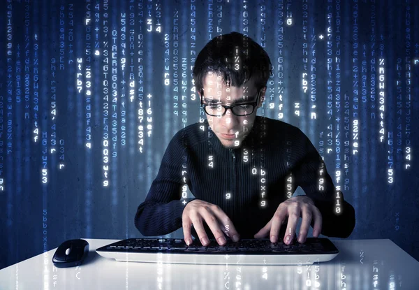 해커는 미래 지향적 인 네트워크 기술로부터 정보를 해독 한다 — 스톡 사진