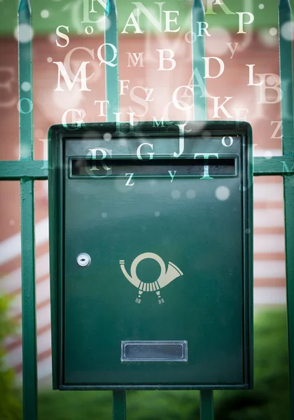 Briefkasten mit Briefen kommt heraus — Stockfoto