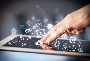 Tablet bilgisayarı üzerinde parmak işareti, sosyal medya kavramı