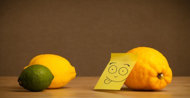 limon ile post-it Not narenciye dilini dışarı yapışmasını