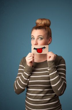 komik smiley ile kart tutan mutlu güzel kadın