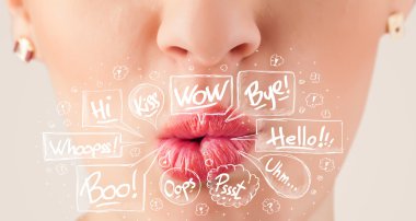 Beyaz baloncuklu güzel kırmızı dudaklar.