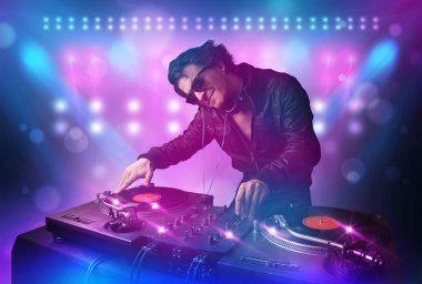 DJ karıştırma müzik turntable üzerinde sahne ışıkları ve