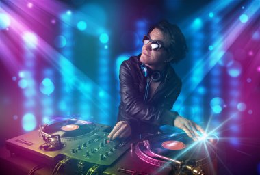 dj müzik kulübünde mavi ve mor ışık ile karıştırma