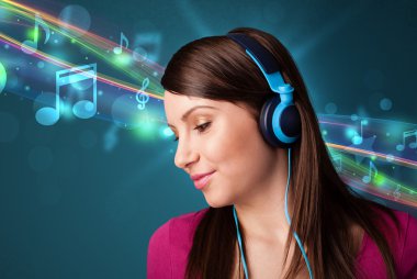 Kulaklıkla müzik dinleyen genç bir kadın.