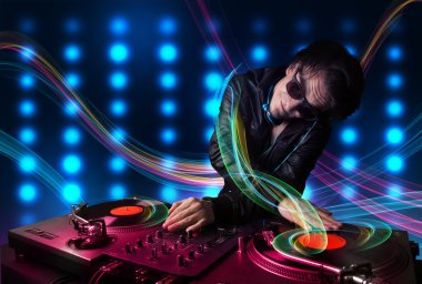 Genç dj kayıtları renkli ışıkları ile karıştırma